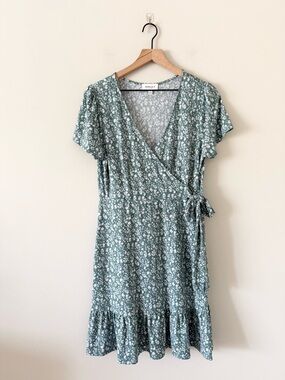 Gilli Faux Wrap Dress with Ruffle in Green White Floral Size L